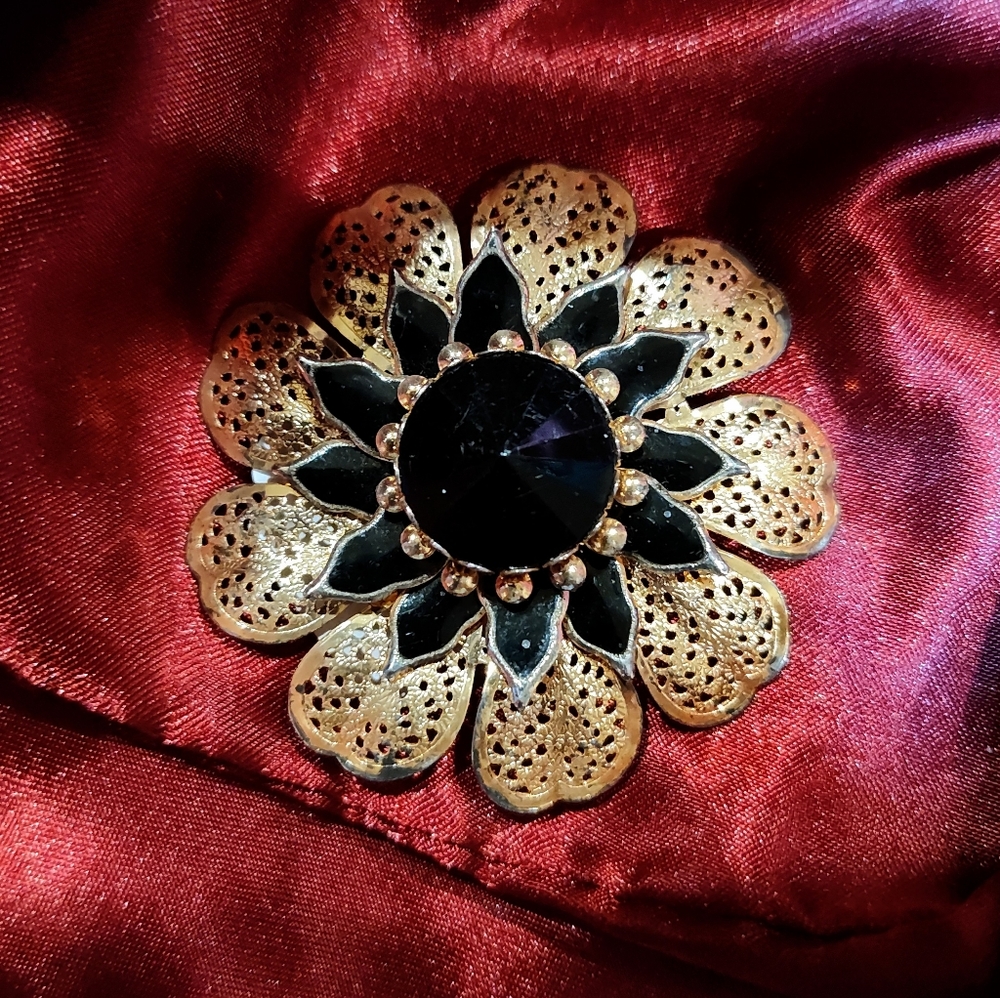Vintage Gold Tone Broochwith Center Blace Ravoli stone. 2 Inches